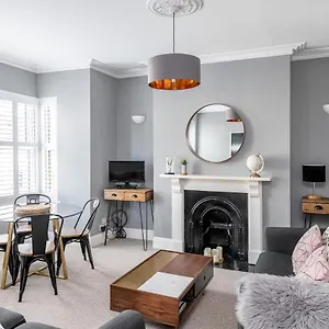 Modern & Spacious 2 Bedroom Maisonette Apartment